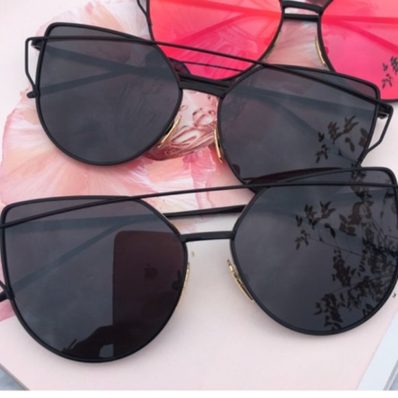 Black Mirrored Sunglasses - Picture 4 of 4